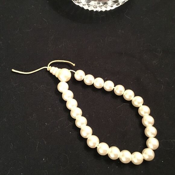 Slide Adjustable Faux White Pearl Bracelet - Picture 3 of 5